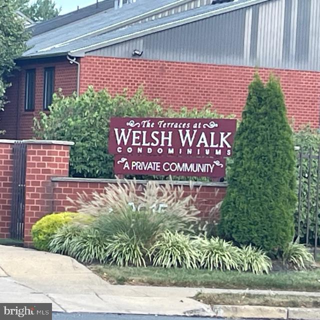 a street sign on the side of a building