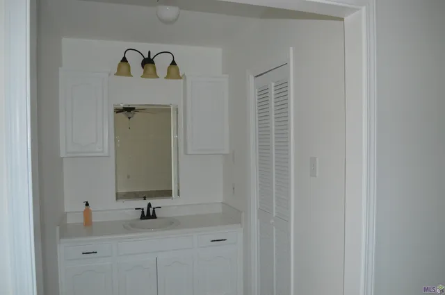 $2,000 | 225 North Rosewood Avenue, Gonzales, LA 70737