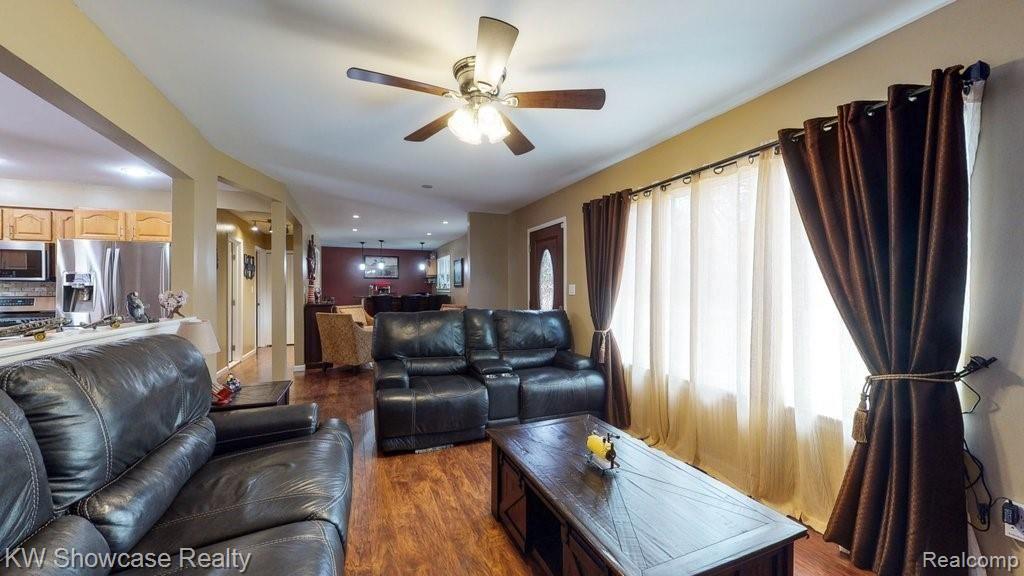 2985 West Commerce Road Milford, MI 48380 - Photo 13 of 39 3.2 Living Room