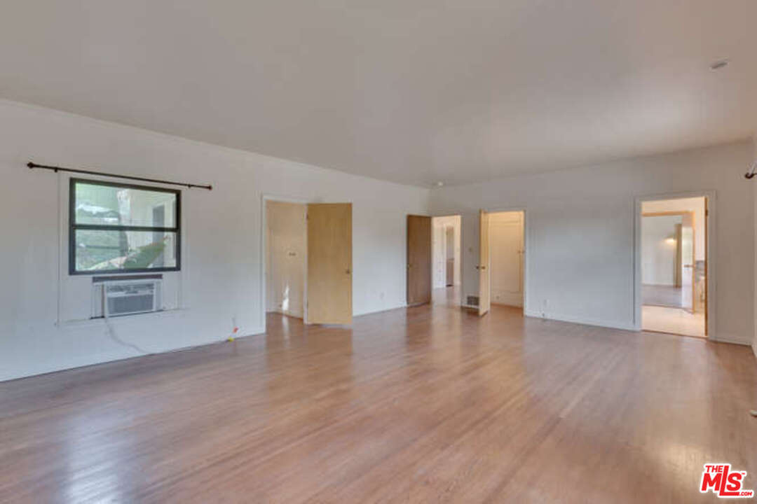 285 South Muirfield Road Los Angeles, CA 90004 - Photo 12 of 43