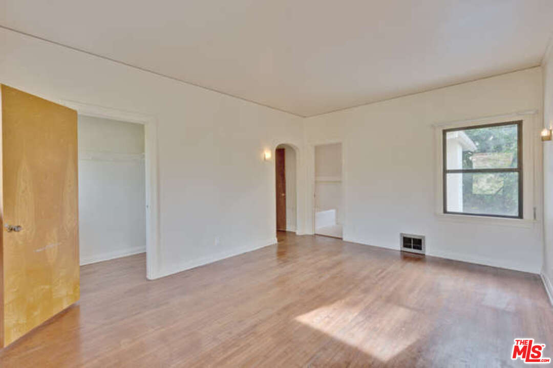 285 South Muirfield Road Los Angeles, CA 90004 - Photo 14 of 43