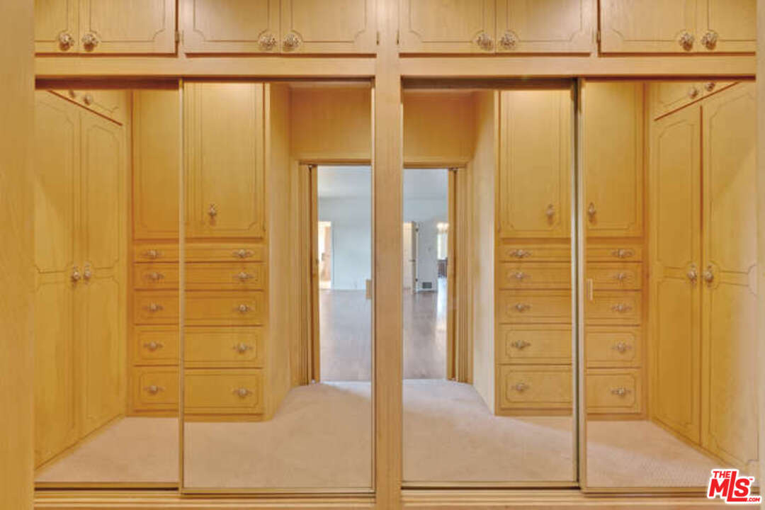 285 South Muirfield Road Los Angeles, CA 90004 - Photo 19 of 43