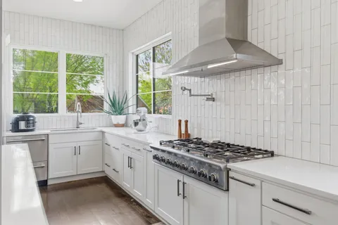 $1,400,000 | 1606 10th Avenue North, Nashville, TN 37208