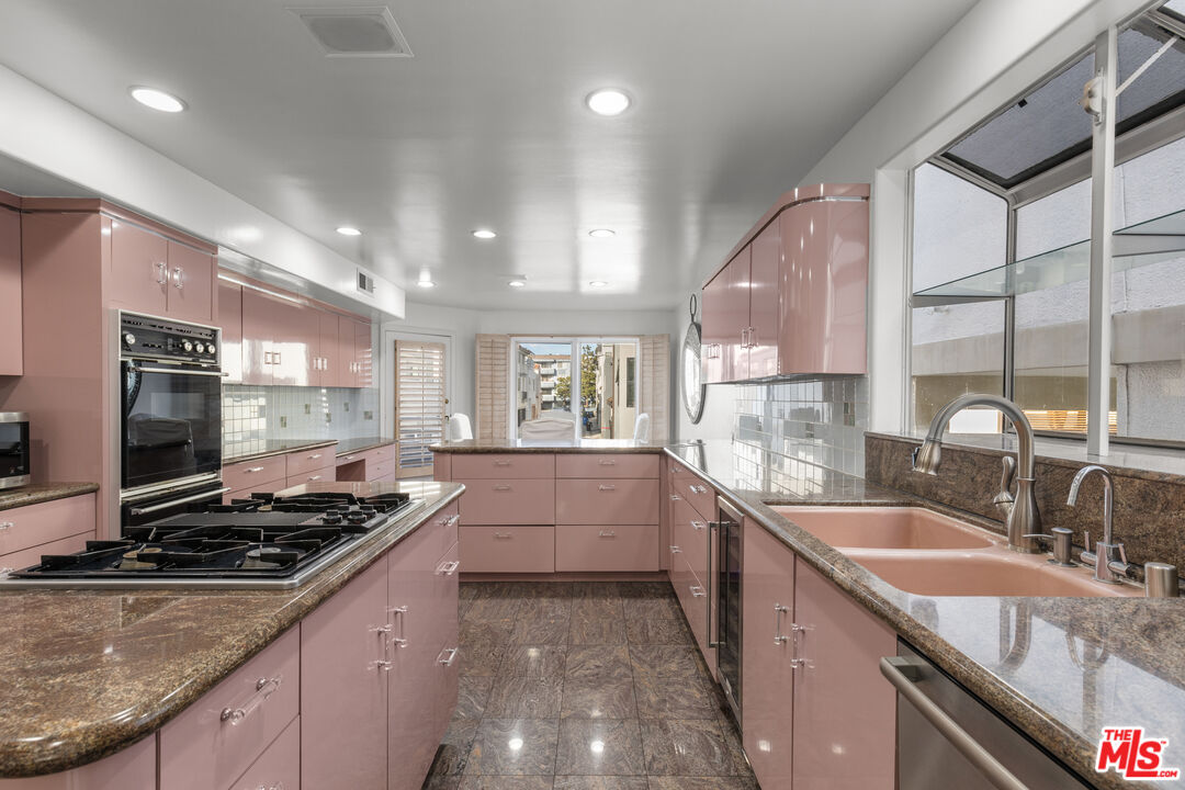 4611 Roma Court Marina del Rey, CA 90292 - Photo 10 of 32 Gallery Image 10