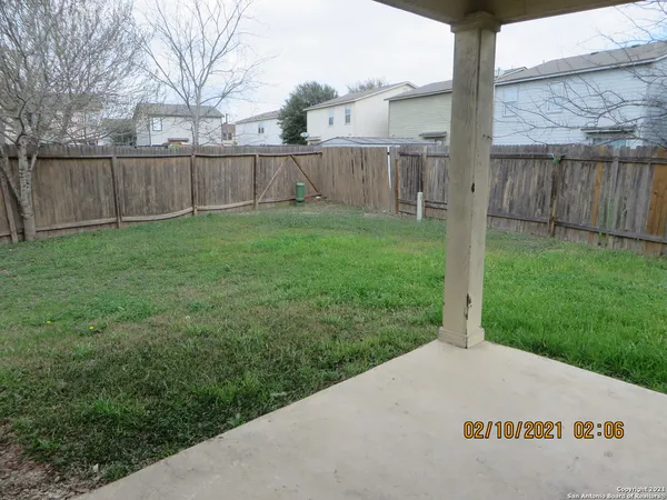 a view of a backyard