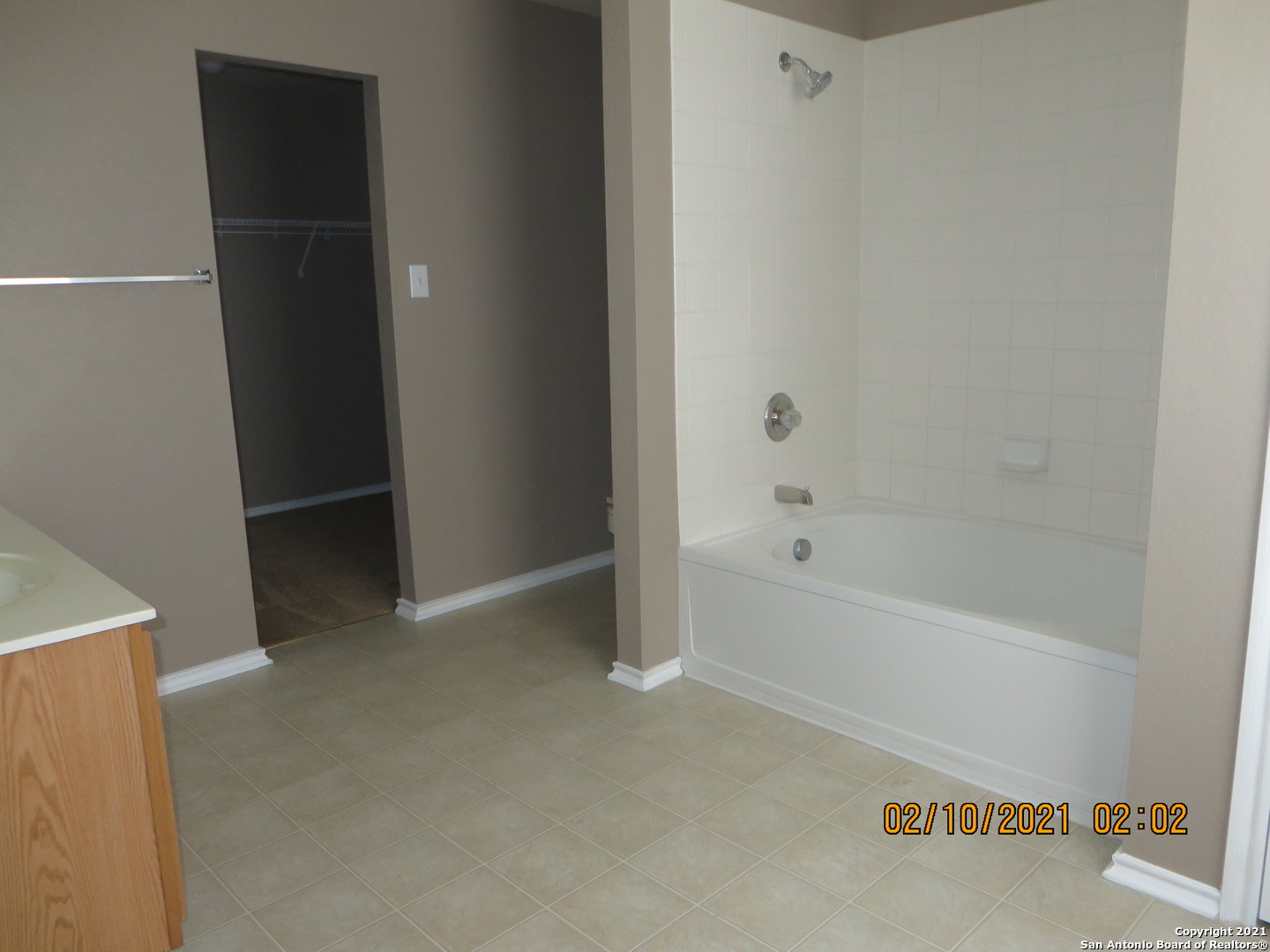 4630 Rothberger Way San Antonio, TX 78244 - Photo 7 of 13 a bathroom with a bathtub