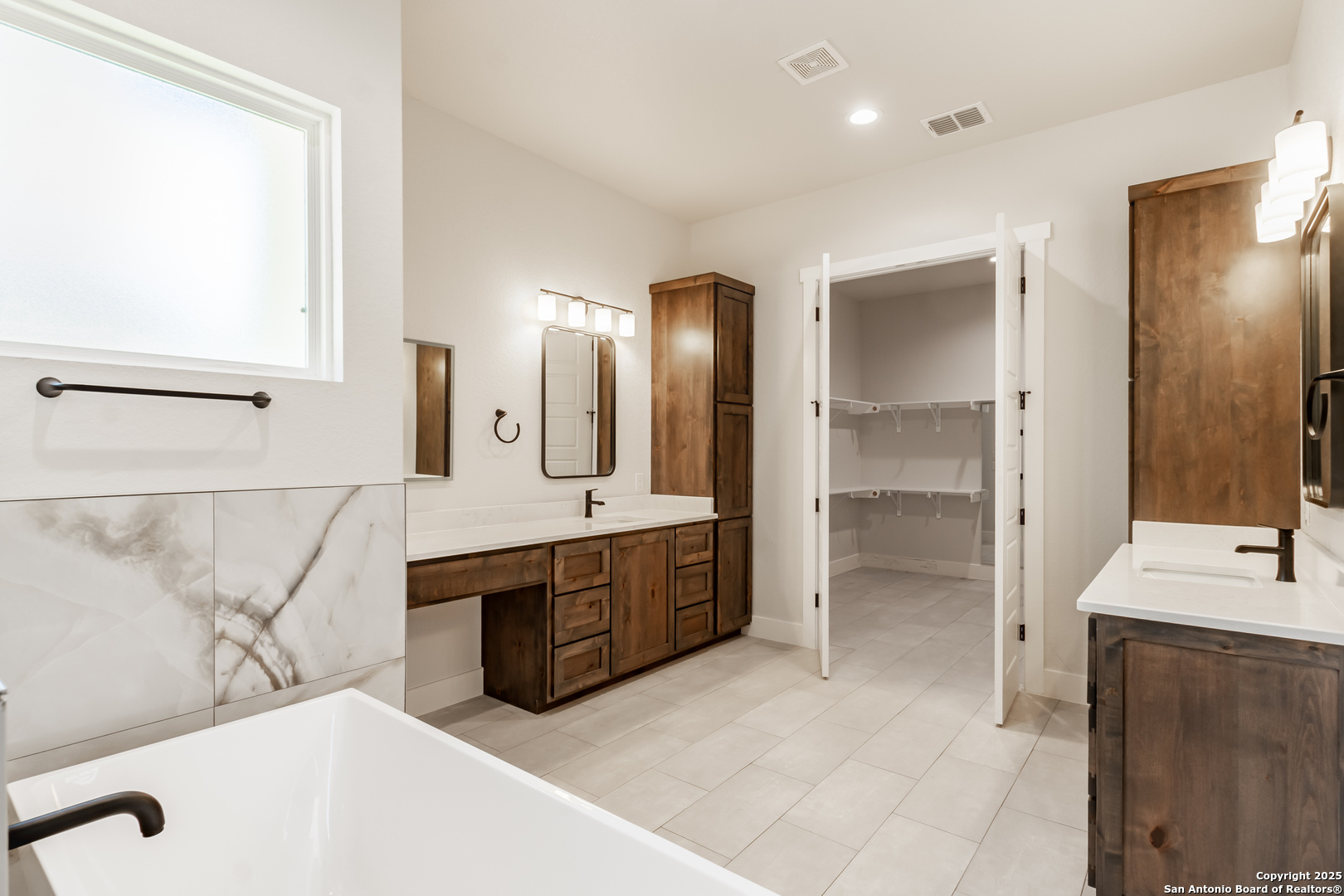 246 Timber Place La Vernia, TX 78121 - Photo 18 of 33 a spacious bathroom with a tub sink and mirror