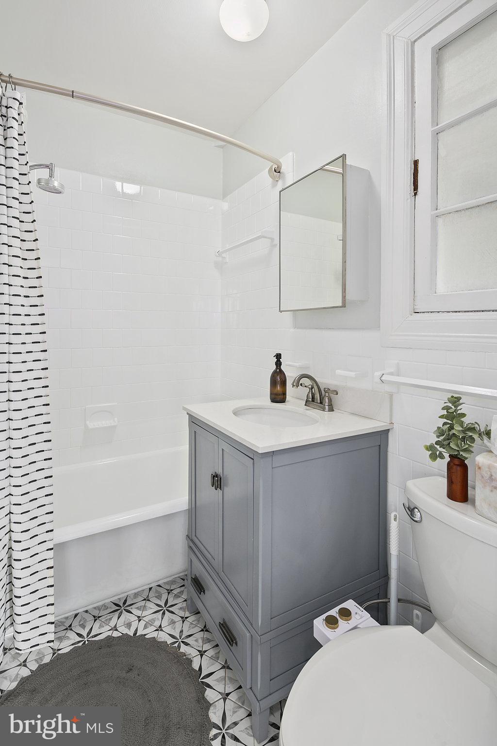 2707 Adams Mill Road Northwest, Unit 404 Washington, DC 20009 - Photo 36 of 54 Full bathroom