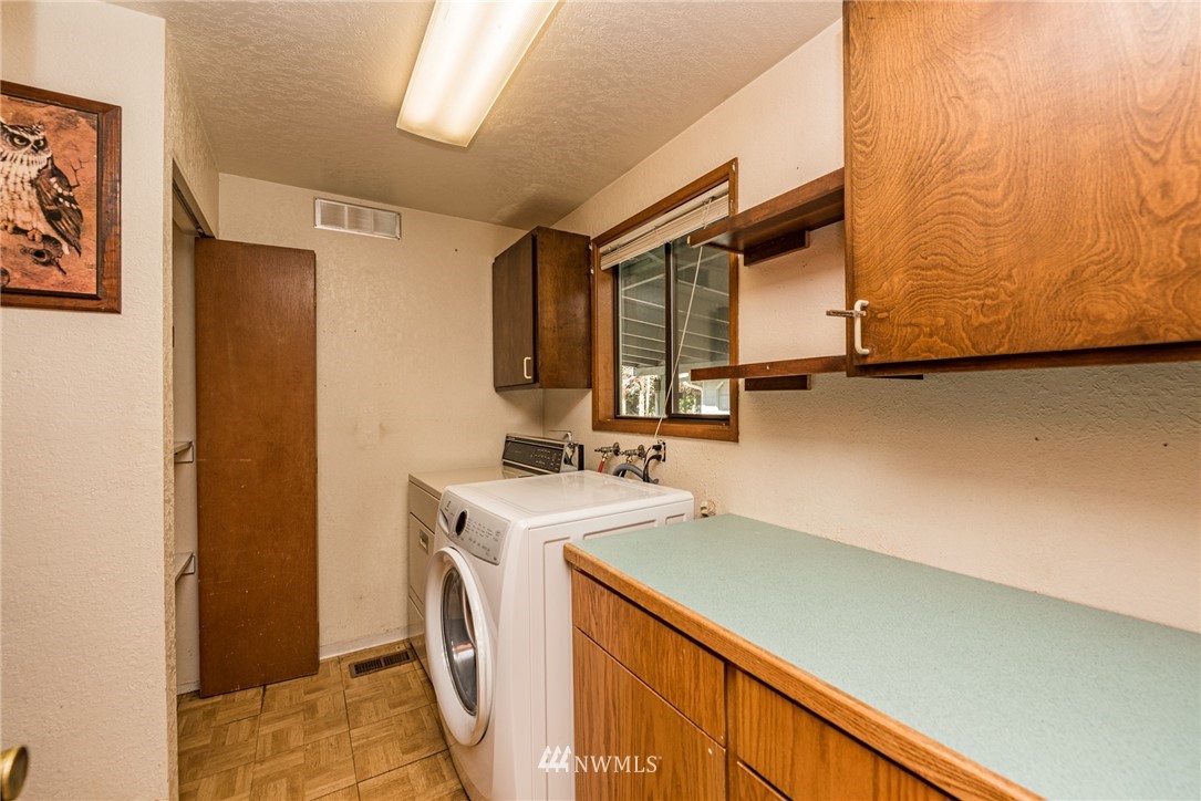 281 Wright Road Sequim, WA 98382 - Photo 15 of 25 a utility room with dryer and washer