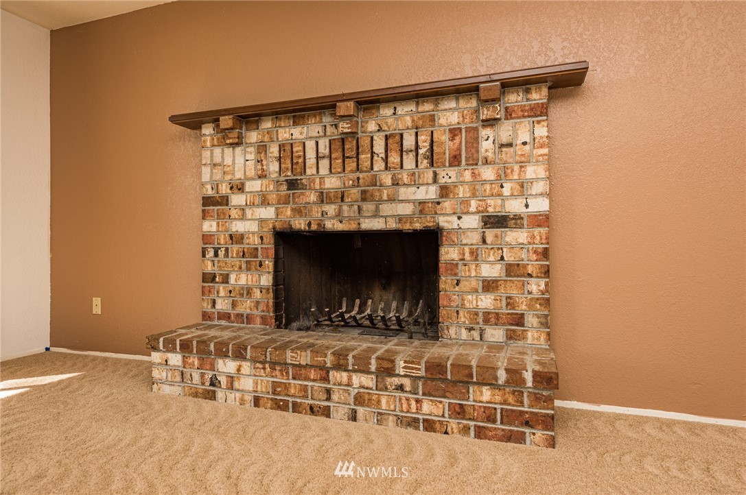 281 Wright Road Sequim, WA 98382 - Photo 4 of 25 a view of fireplace and window