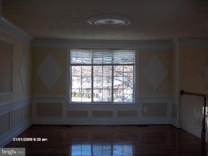 8199 Oakglen Road Manassas, VA 20110 - Photo 2 of 14 Living Room