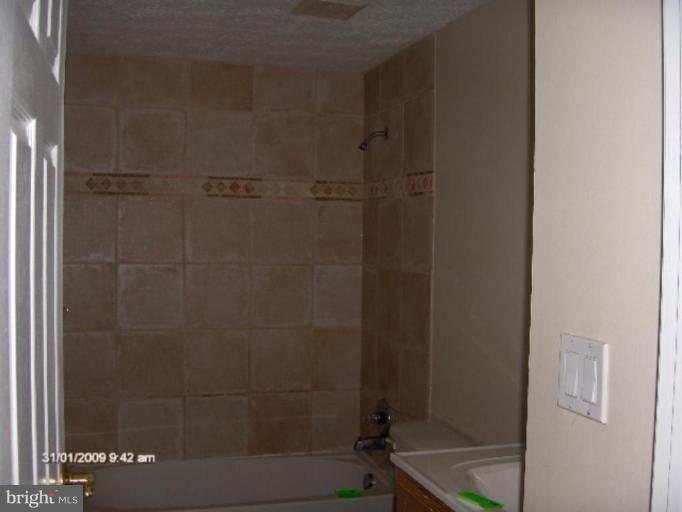 8199 Oakglen Road Manassas, VA 20110 - Photo 8 of 14 Bath #1