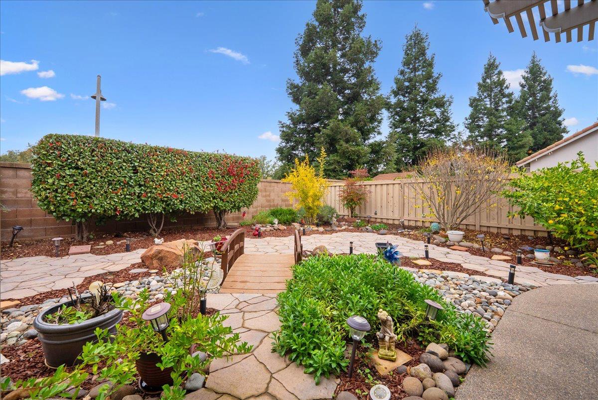 286 Lariat Loop Lincoln, CA 95648 - Photo 19 of 37 a view of a garden with a patio