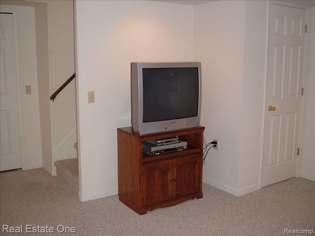 2567 Dorfield Drive Rochester, MI 48307 - Photo 18 of 23 Entrance to LL Rec Room