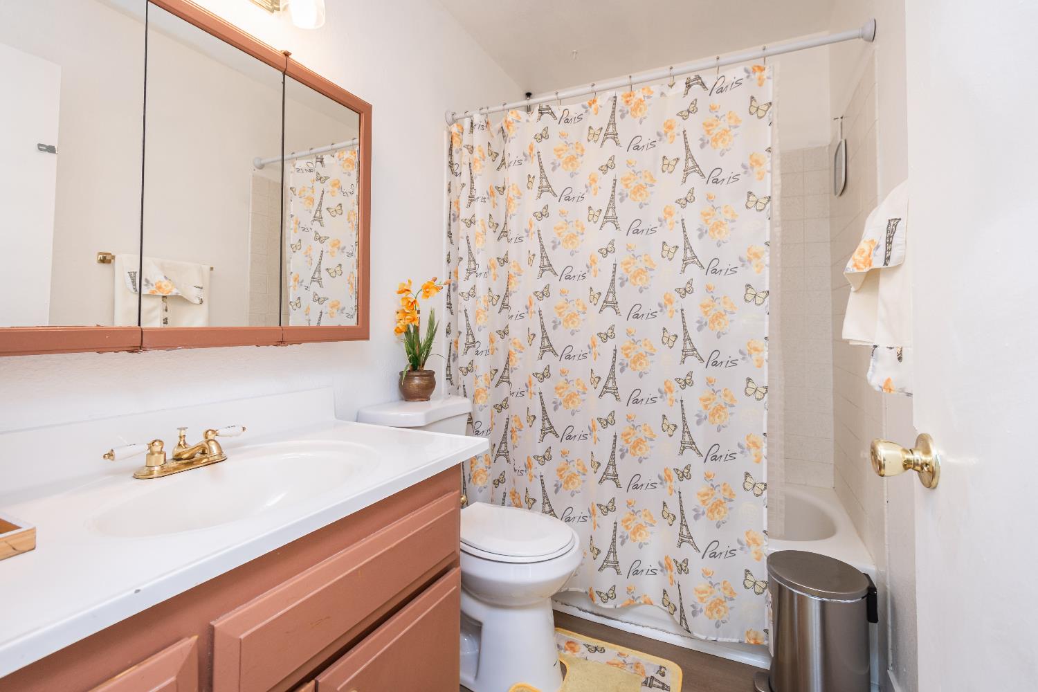 2000 Inglis Way, Unit A Roseville, CA 95678 - Photo 23 of 45 a bathroom with a sink a toilet and a mirror