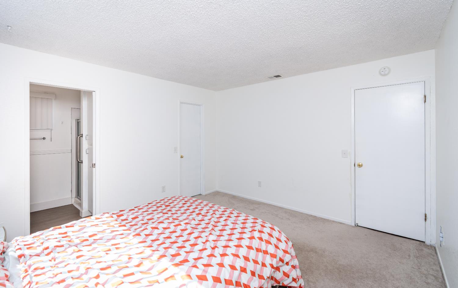 2000 Inglis Way, Unit A Roseville, CA 95678 - Photo 28 of 45 a bedroom with a white bed