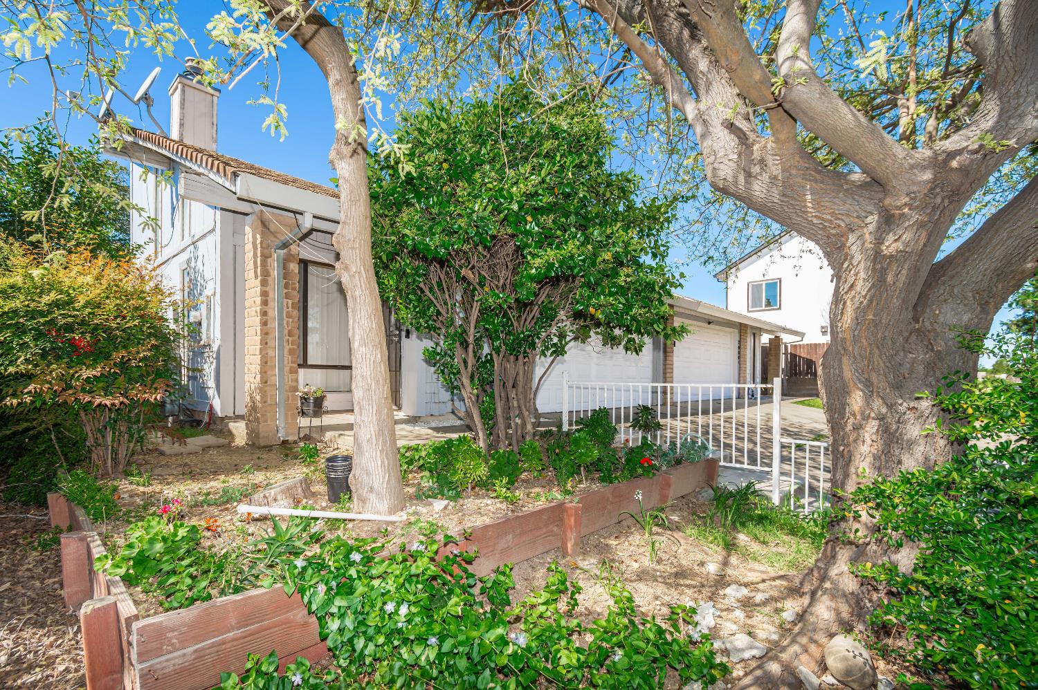 2000 Inglis Way, Unit A Roseville, CA 95678 - Photo 3 of 45 a front view of a house with garden