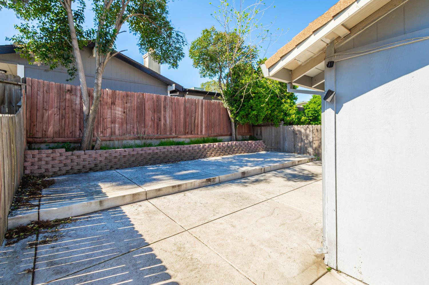 2000 Inglis Way, Unit A Roseville, CA 95678 - Photo 31 of 45 a view of a backyard with wooden fence