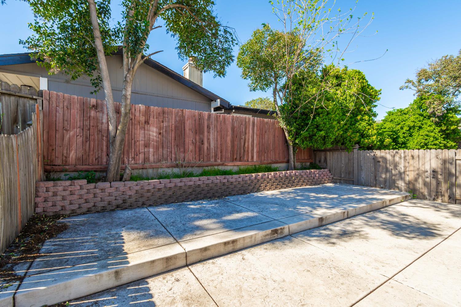 2000 Inglis Way, Unit A Roseville, CA 95678 - Photo 32 of 45 a view of a backyard with wooden fence