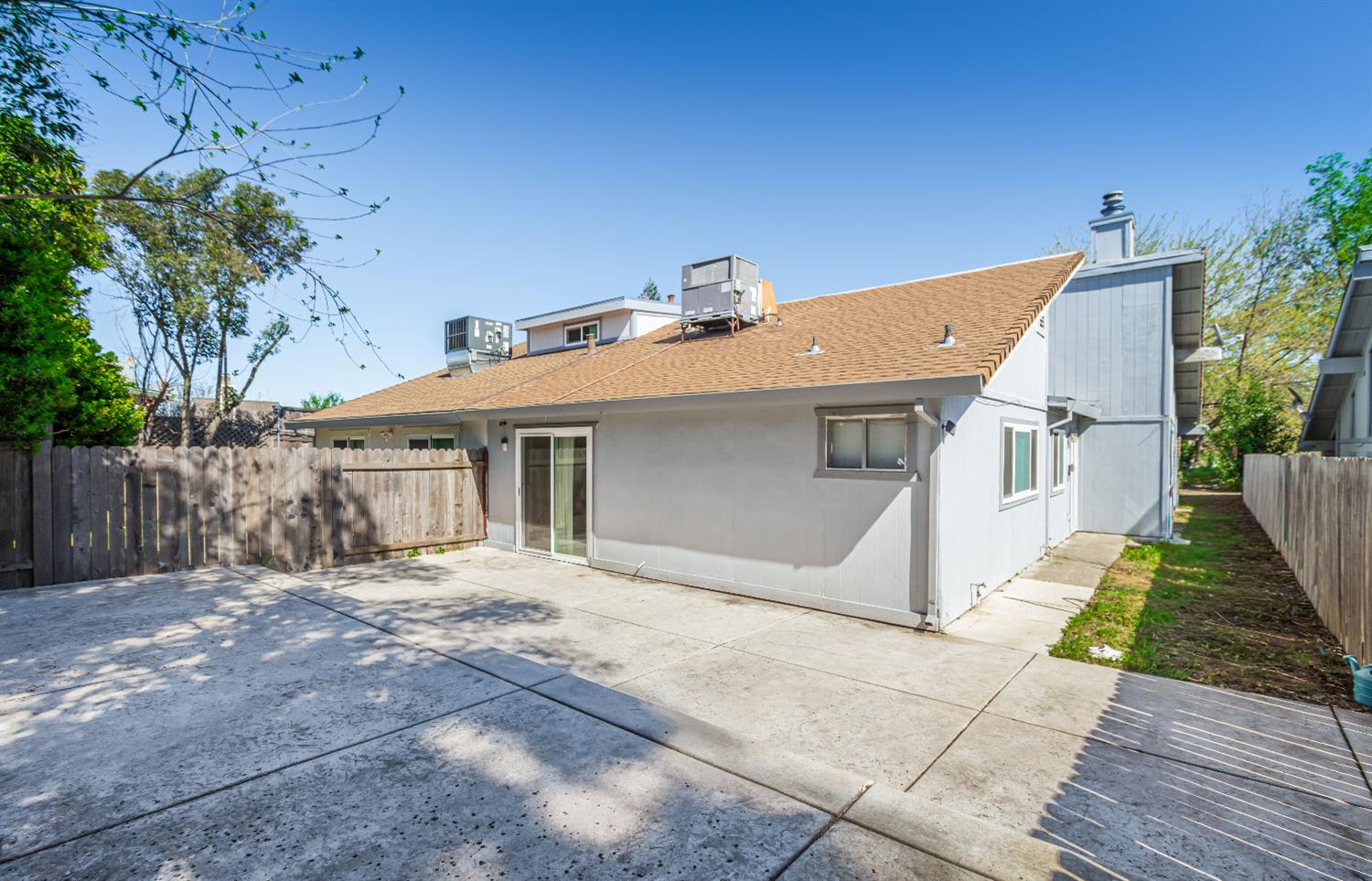 2000 Inglis Way, Unit A Roseville, CA 95678 - Photo 33 of 45 a front view of a house with a yard