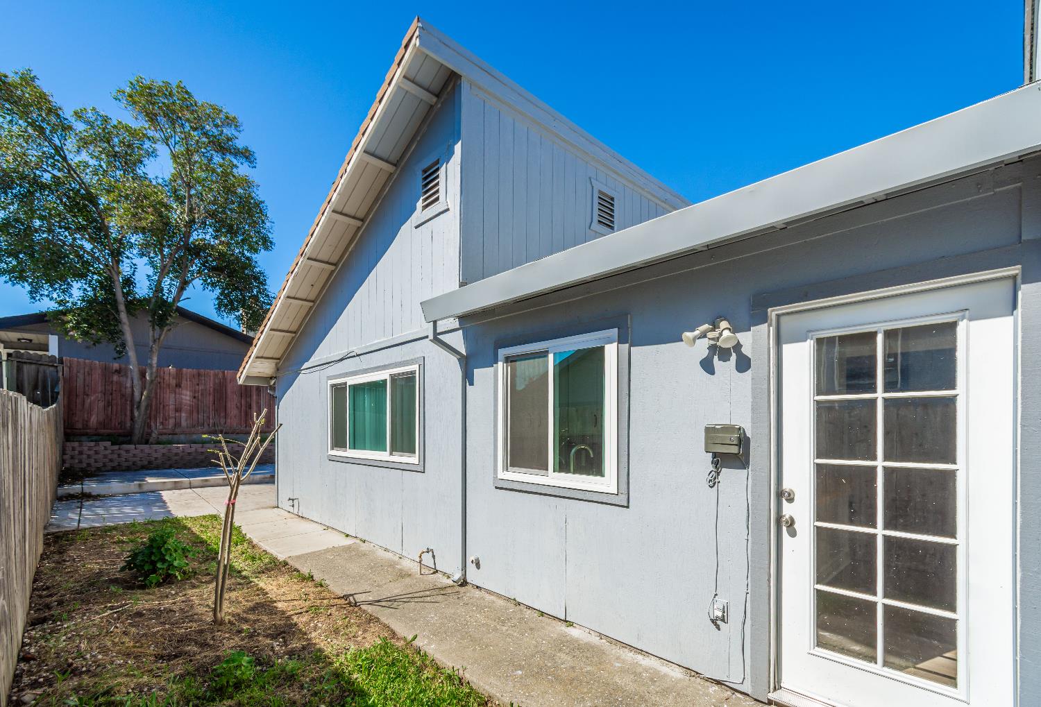 2000 Inglis Way, Unit A Roseville, CA 95678 - Photo 36 of 45 a front view of a house with a yard