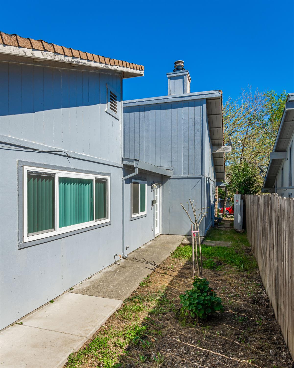 2000 Inglis Way, Unit A Roseville, CA 95678 - Photo 37 of 45 a front view of a house with a yard