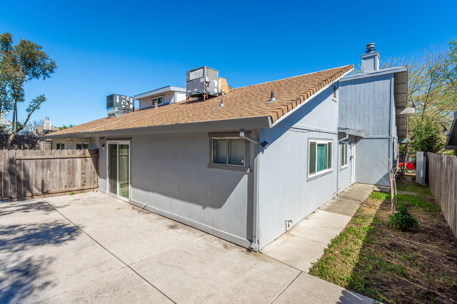 2000 Inglis Way, Unit A Roseville, CA 95678 - Photo 38 of 45 a front view of a house with a yard