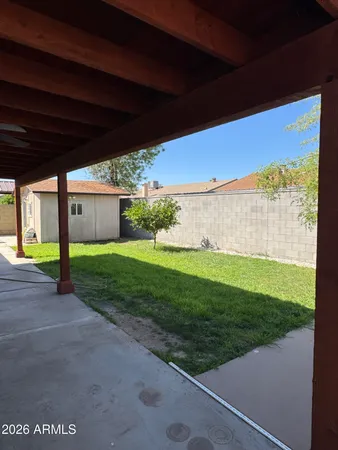 a view of a back yard