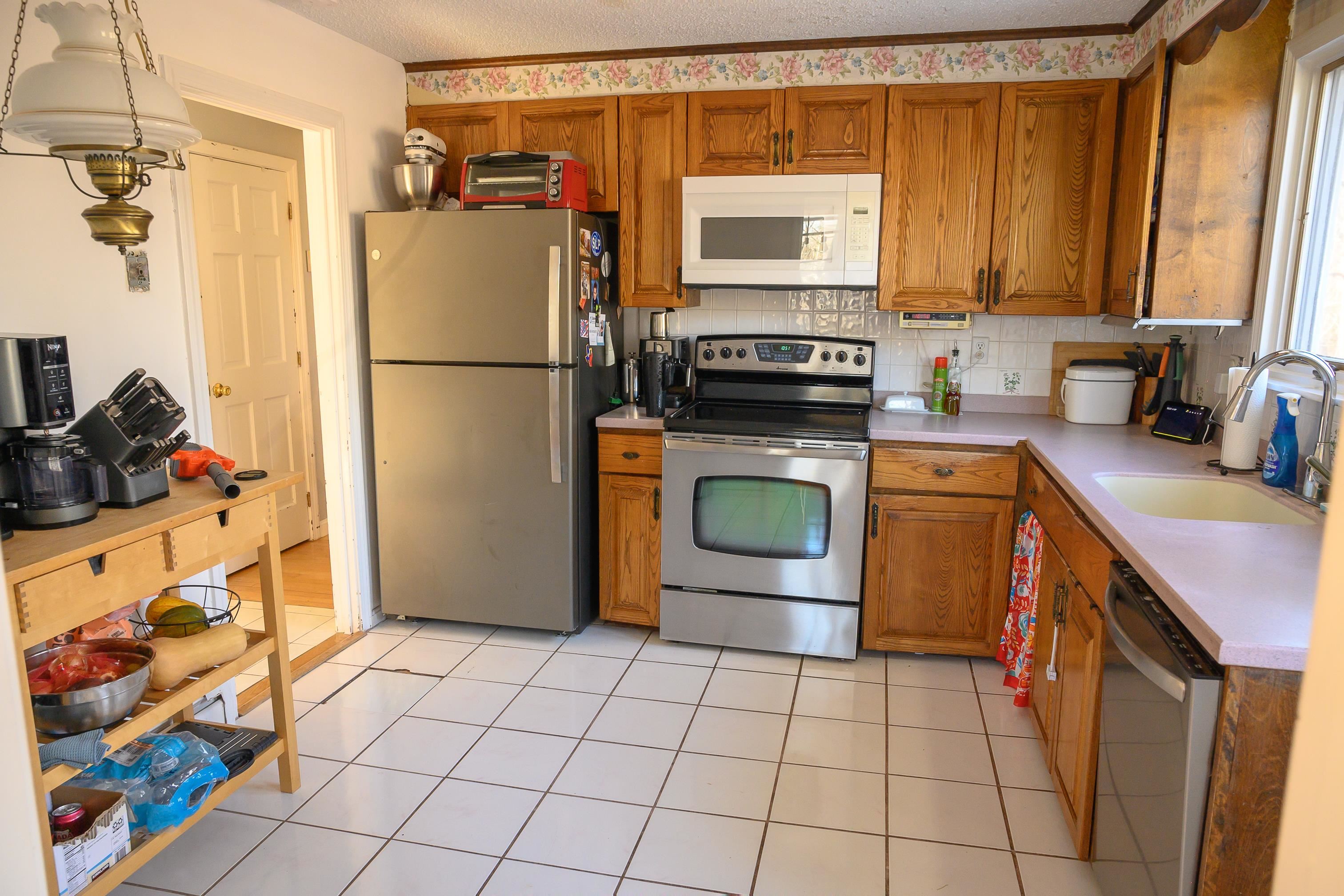 136 Lowell Road Salem, NH 03079 - Photo 5 of 16