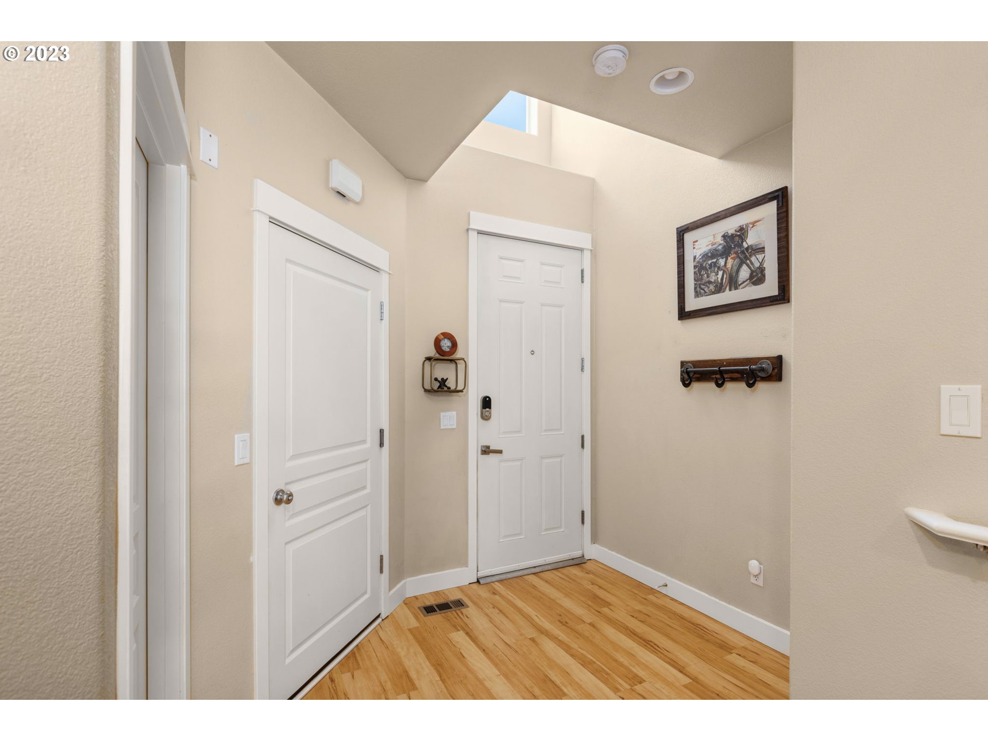 14740 Southwest Redbud Way Beaverton, OR 97007 - Photo 5 of 27 Entrance/Foyer