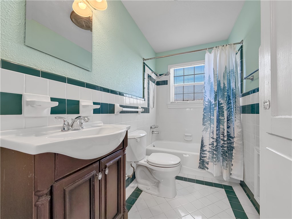 402 Southern Street Corpus Christi, TX 78404 - Photo 26 of 40 Upstairs Bath 2