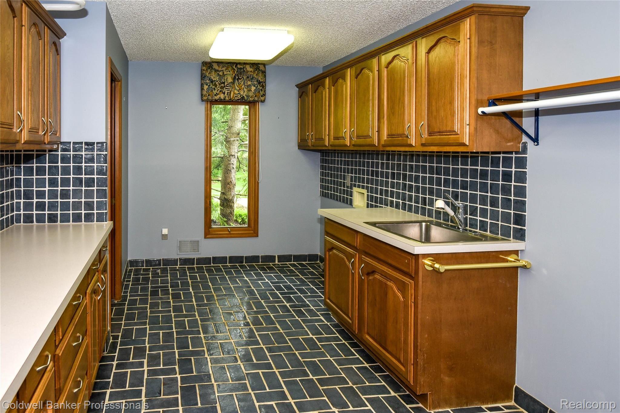 9275 Fox Hollow Road Clarkston, MI 48348 - Photo 46 of 68 1st Floor Laundry
