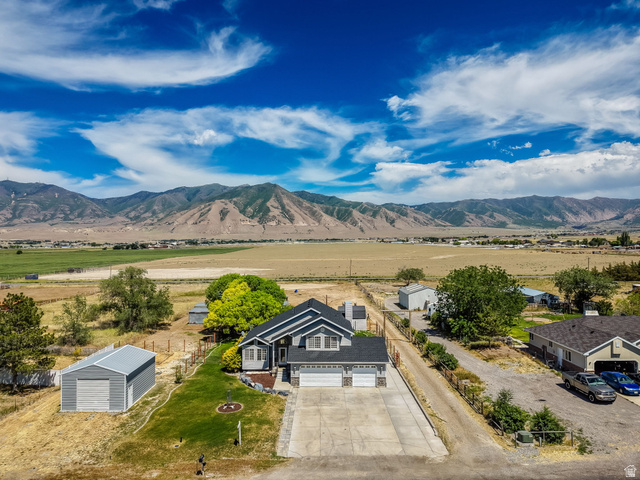 3732 Campbell Road Tooele, UT 84074 - Photo 8 of 69 Two-story residence featuring a gray exterior and a dark shingle roof