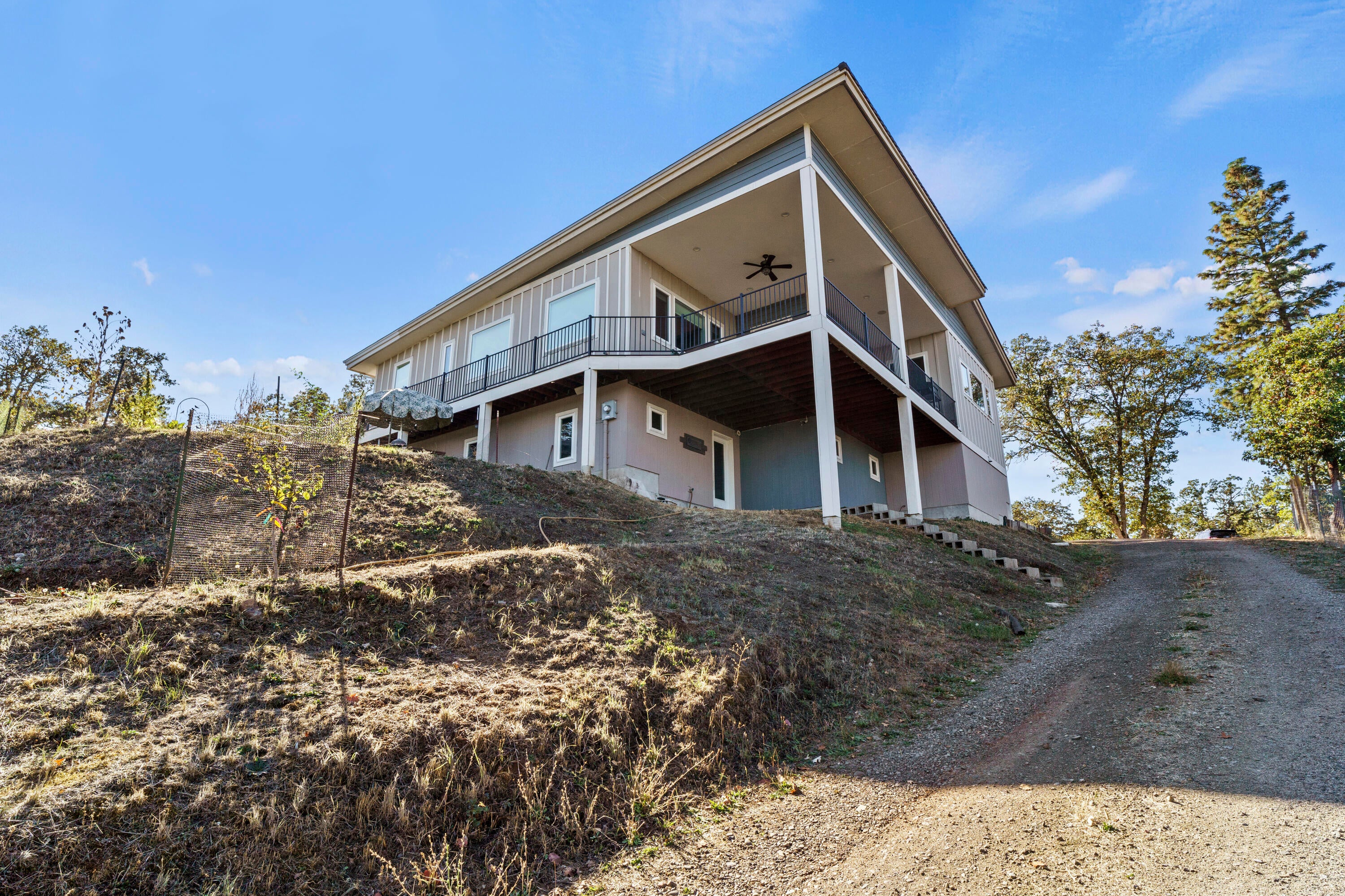 4871 Old Stage Road Central Point, OR 97502 - Photo 44 of 48 View approaching the home