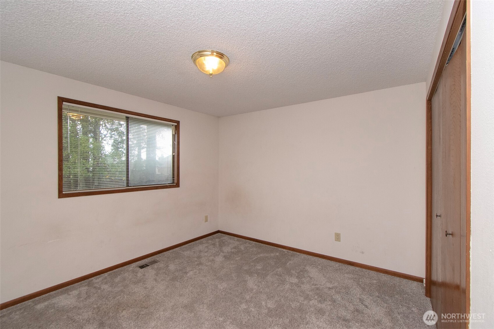 2131 West 7th Street Port Angeles, WA 98363 - Photo 30 of 40 an empty room with windows