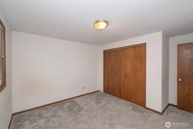 a view of a livingroom with a dry space