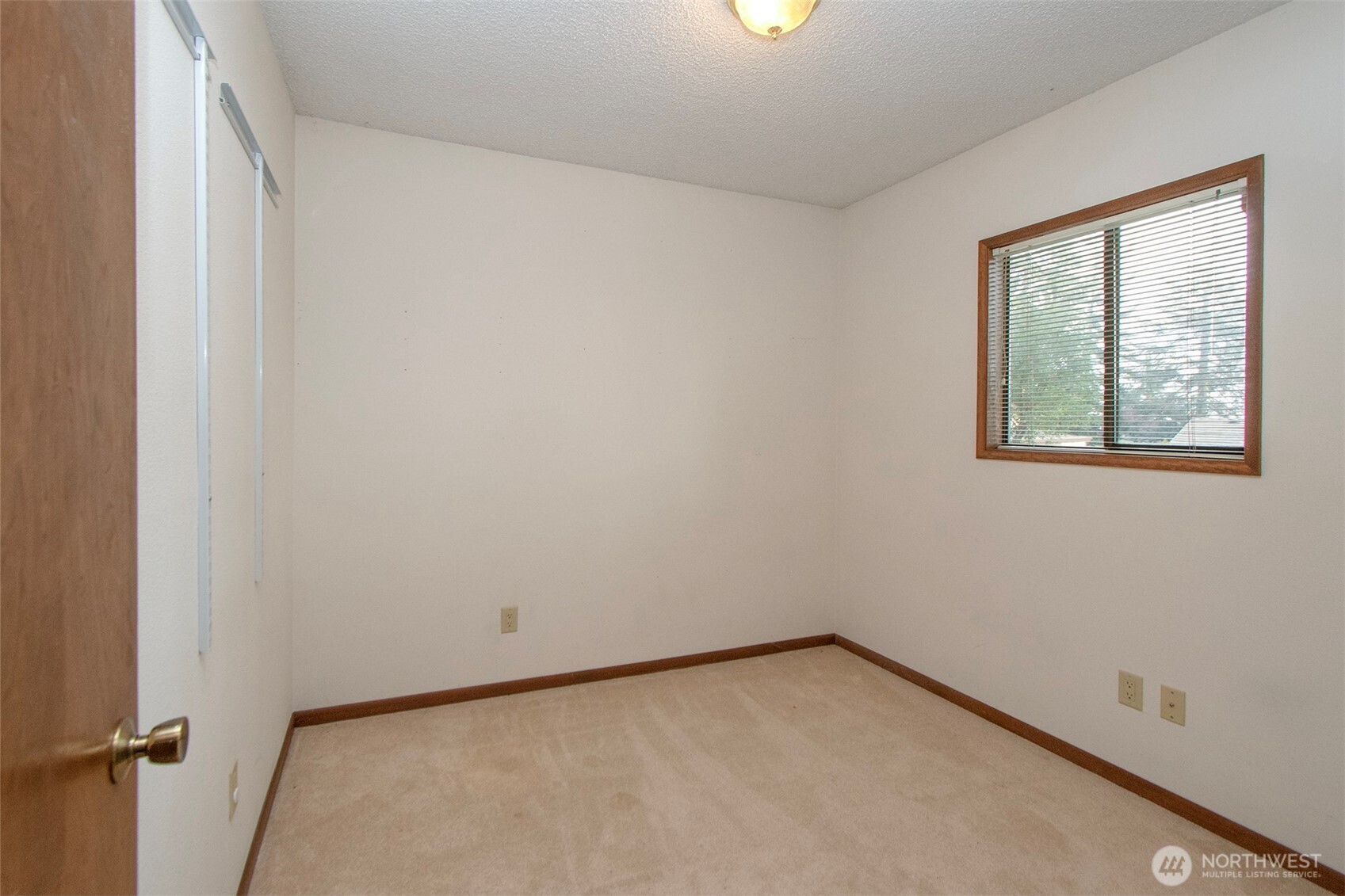 2131 West 7th Street Port Angeles, WA 98363 - Photo 33 of 40 an empty room with a window