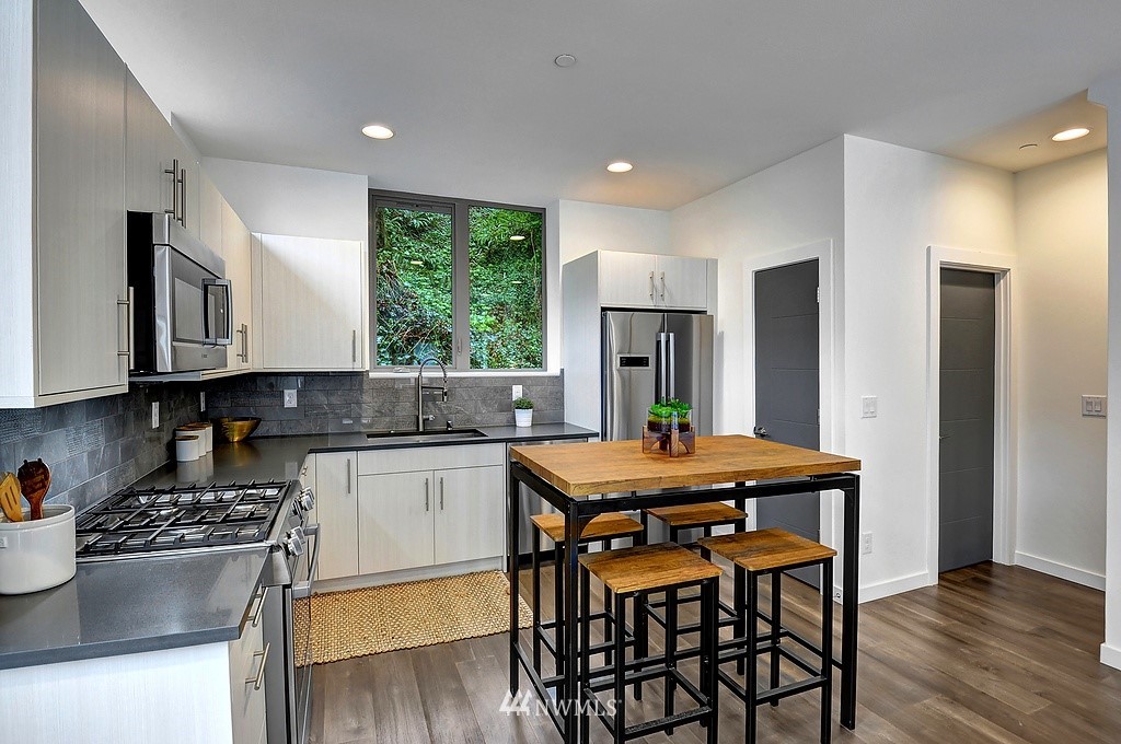 1706 Alki Avenue Southwest, Unit B Seattle, WA 98116 - Photo 2 of 12