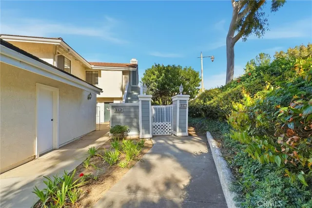 a view of a back yard of the house