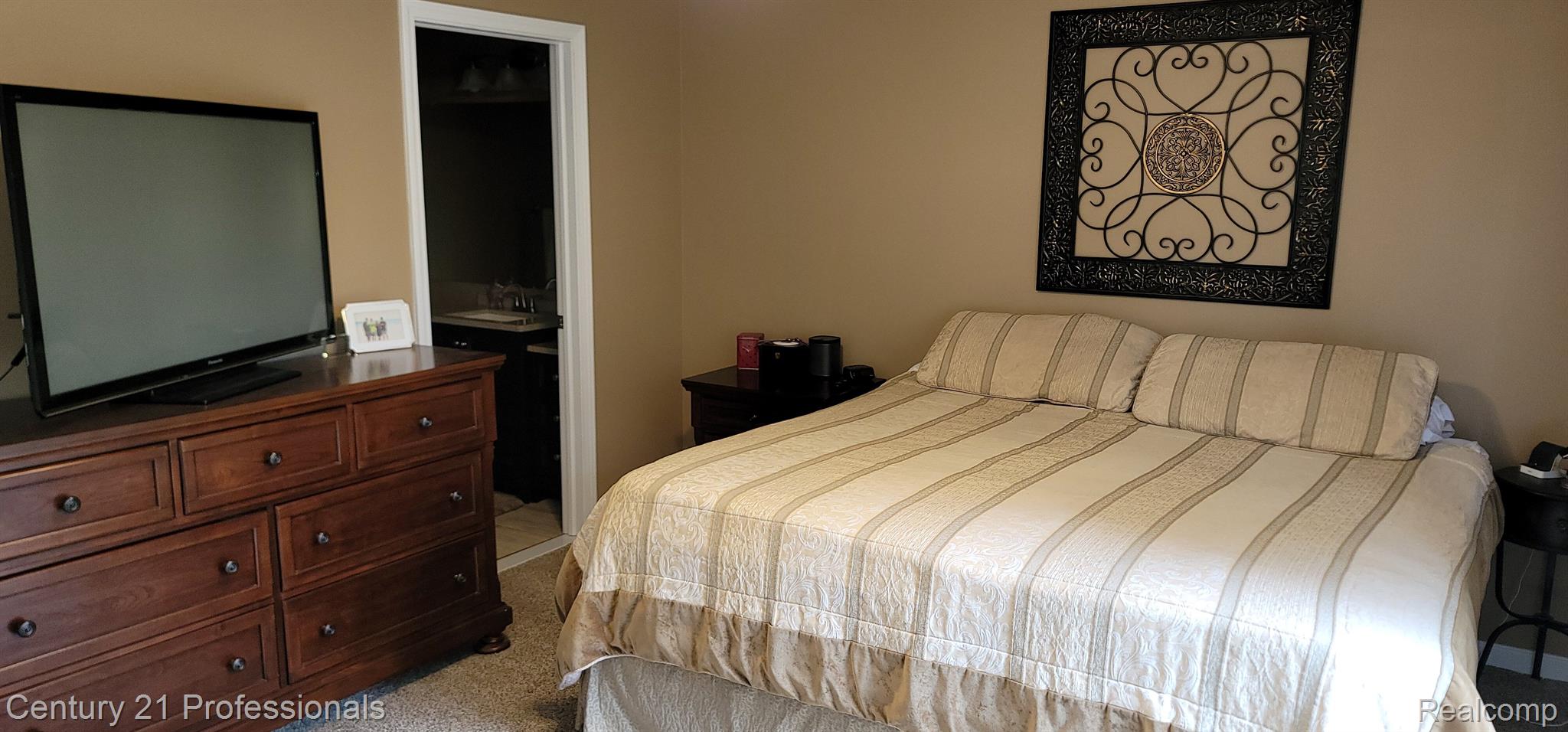 1520 Hidden Valley Lane Rochester, MI 48306 - Photo 20 of 29 Primary Bedroom
