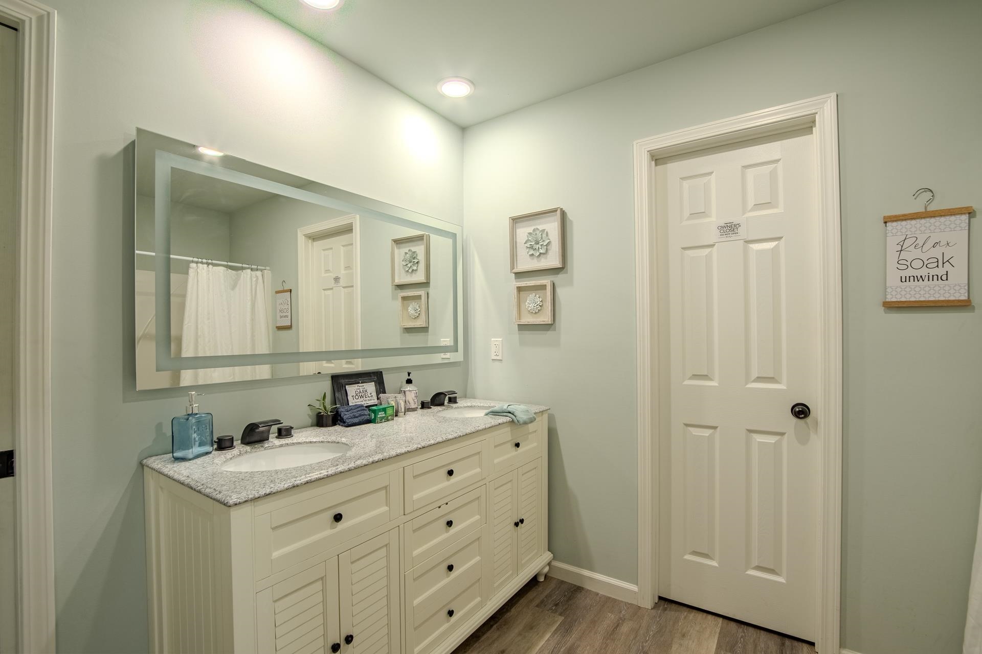 25 Bogey Loop Counce, TN 38326 - Photo 22 of 37 Bathroom featuring dark wood-style flooring, double vanity, and a shower with shower curtain