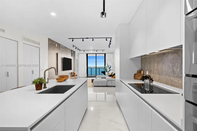 $10,000 | 700 Northeast 24th Street, Unit 3206, Miami, FL 33137