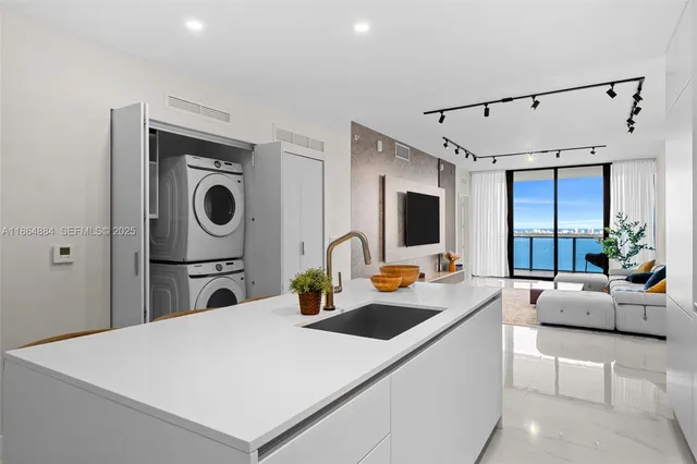 $10,000 | 700 Northeast 24th Street, Unit 3206, Miami, FL 33137