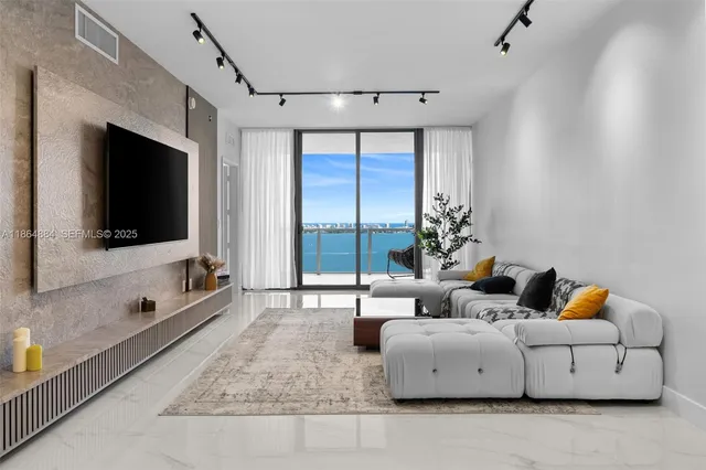 $10,000 | 700 Northeast 24th Street, Unit 3206, Miami, FL 33137