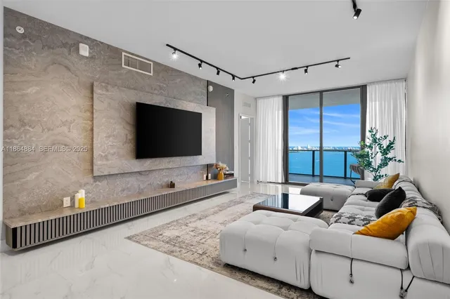 $10,000 | 700 Northeast 24th Street, Unit 3206, Miami, FL 33137