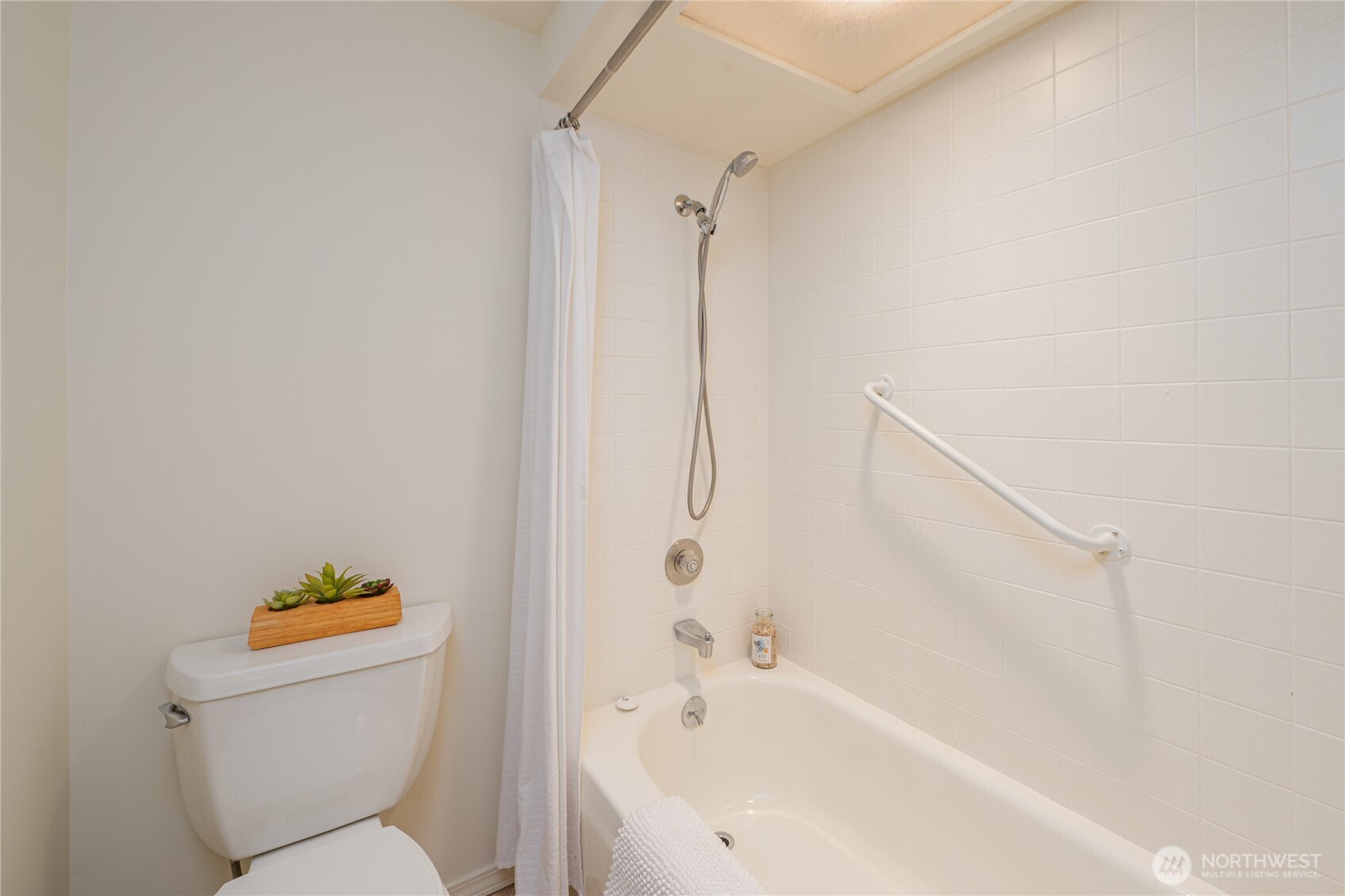 6536 Park Point Lane Northeast Seattle, WA 98115 - Photo 16 of 40