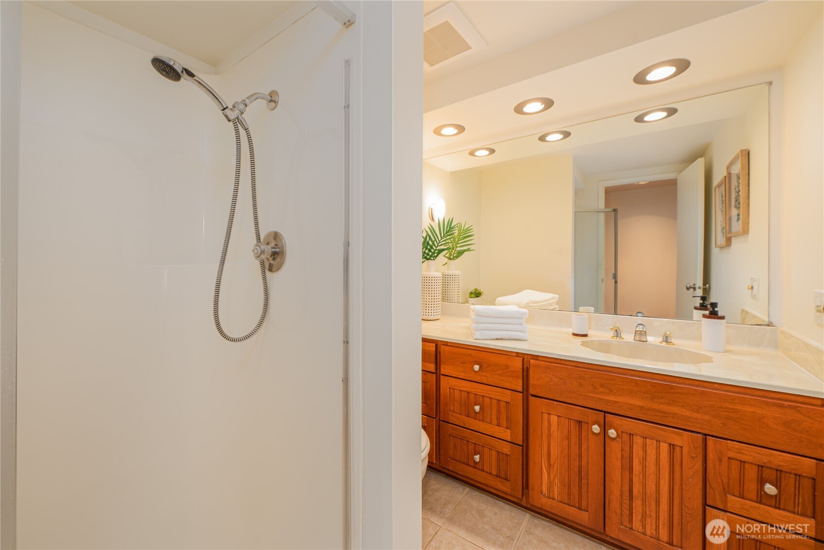 6536 Park Point Lane Northeast Seattle, WA 98115 - Photo 19 of 40