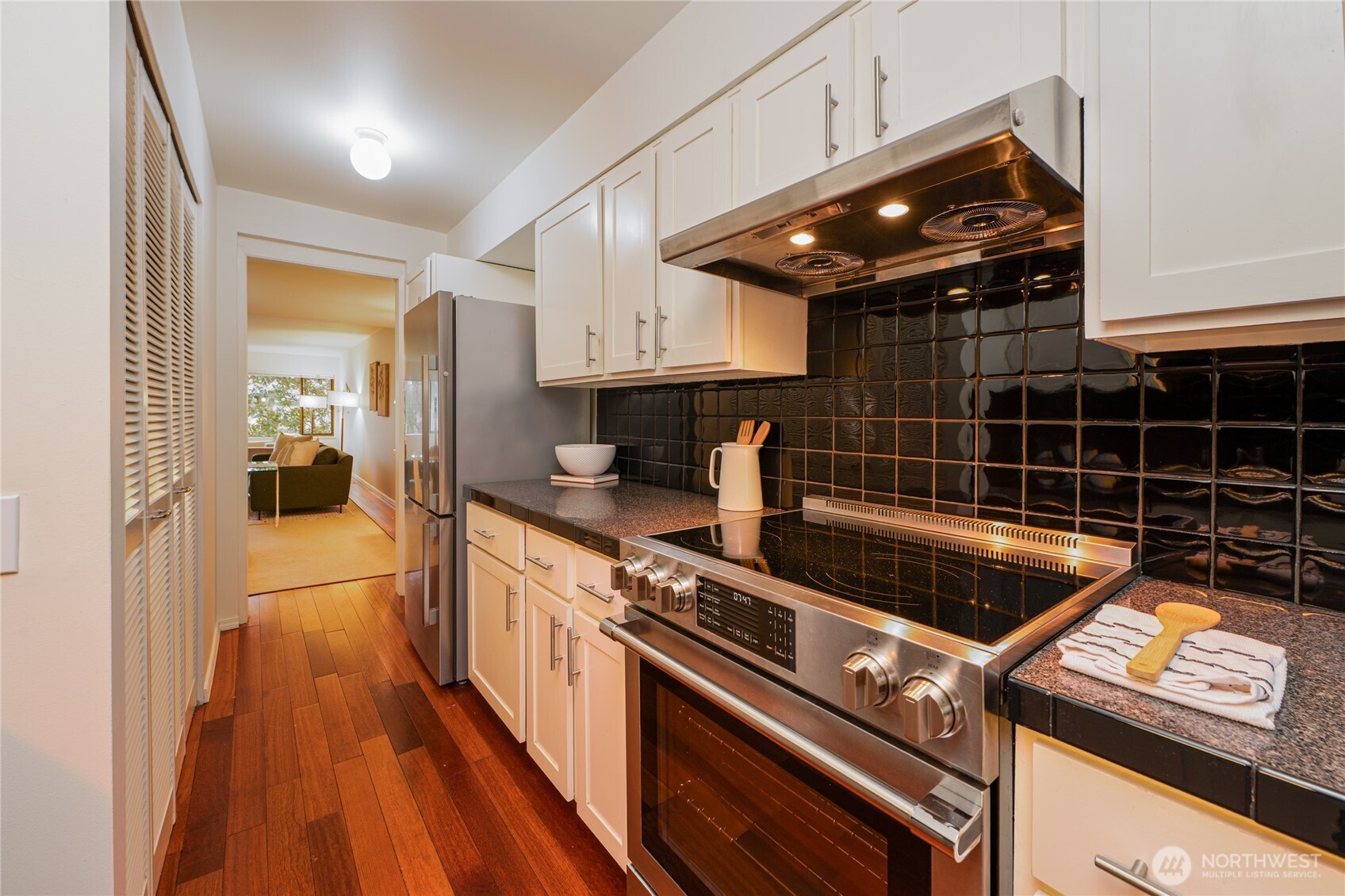 6536 Park Point Lane Northeast Seattle, WA 98115 - Photo 8 of 40