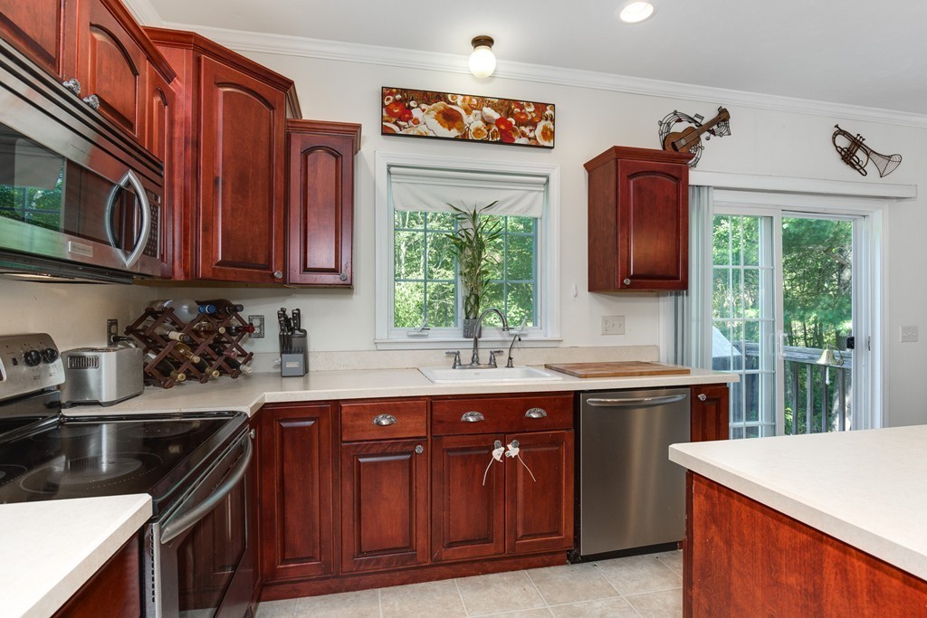 113 Sutton Road Webster, MA 01570 - Photo 4 of 29