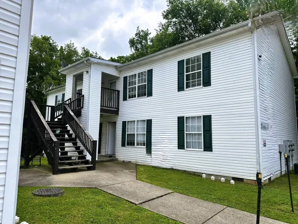 a view of a house with backyard